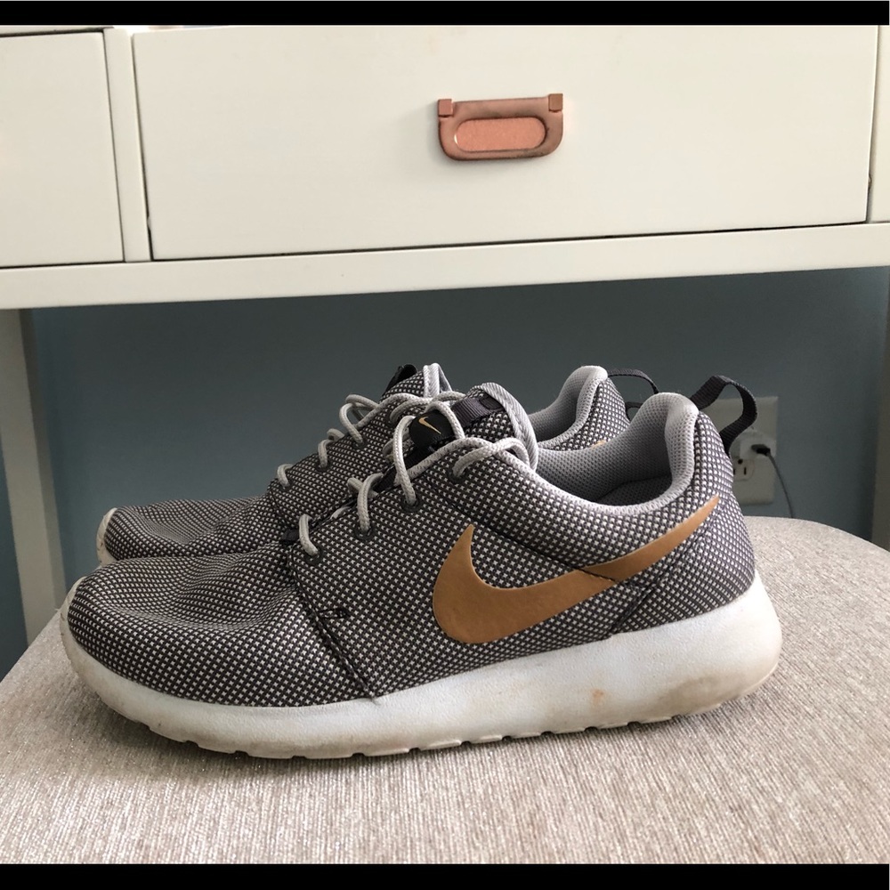 Women’s gold and grey nike roshes!!